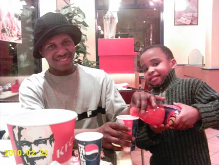 CARLOS NOTRE AMIS ET JUNIOR LE PETIT FRERE A BRUNO AU KFC EN 2005
